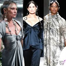 There has been a lot of talk regarding demi moore's seemingly new appearance after her surprise debut in fendi's runway show during paris fashion week. Demi Moore In Passerella Da Fendi Con Il Volto Irriconoscibile