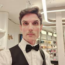 Lembre-se de que Cillian Murphy é irlandês e que, durante o conflito de  independência de seu país, a realeza britânica ordenou que mirassem e  enchessem de chumbo todos os homens de Tipperary