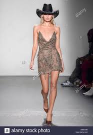 Hosk, doğumu hayatımın en acılı, en korkulu ve en karanlık anlarıyla diyerek tarif etti. Elsa Hosk Legs 2020 Fashion Show Fashion Fashion Show