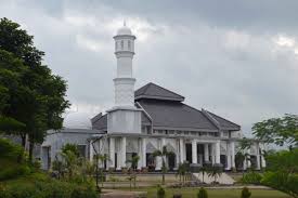 Biaya pendidikan di pesantren sebenarnya relatif bersaing dengan sekolah atau lembaga pendidikan lainnya. Yayasan Pondok Pesantren Darul Habib Sukabumi Jawa Barat Hujroh Forum Pesantren Indonesia Alumni Pesantren Indonesia