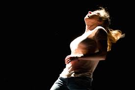 .de la colère » andréa bescond nous raconte et nous exprime aussi à travers la danse l'histoire d'une petite odette qui a connu la monstruosité de la andréa bescond traduit ici avec la danse ce que l'on ne peut pas toujours dire avec des mots. Les Chatouilles Le Spectacle Andrea Bescond