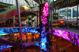 C'est à la demande d'unibail rodamco exploitant de cet espace que cet écran cde 250m2 (pitch 7mm) à été installé. Centre Commercial Les 4 Temps La Defense Ledbox Company