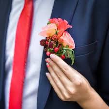 Ansteckblume Rot Bildergalerie Mit Ideen Und Inspirationen Ansteckblume Hochzeitsanstecker Blumen