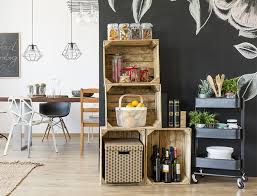 Idée originale et pratique de rangements coulissants rouges en hauteur fixés grâce à du bois frêne. Rangements En Cuisine Nos Idees Petits Budgets Pour Gagner De La Place