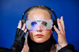 Speciální oblek od Fordu umožňuje mladým lidem vyzkoušet, jak nebezpečná je  jízda pod vlivem návykových látek