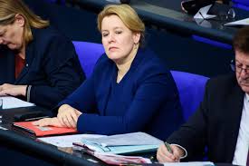 Anlässlich des internationalen frauentages ist franziska giffey am donnerstag auf den müllwagen gestiegen. Giffey Kundigt Frauenquote Fur Unternehmensvorstande An