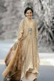 Atasan berbahan brokat memang memiliki kesan yang formal dan elegan sehingga tak jarang banyak orang yang memilih baju brokat sebagai outfit kondangan. Cantik Dan Menawan Dengan 7 Gaun Brokat Yang Fashionable Dan Jenis Jenis Kain Brokat Yang Harus Kamu Ketahui