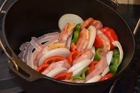 Cordon bleu șnițel (made from pork tenderloin stuffed with cheese and ham) is also very popular. Schicht Cordon Bleu Mit Rahmsosse Grillforum Und Bbq Www Grillsportverein De