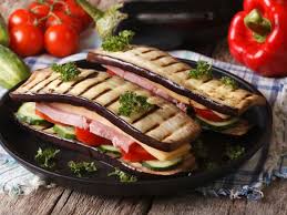 Nada más fácil que cortándolas longitudinalmente como si fueran filetes, condimentándolas bien con un pastel o tarta de berenjena se puede preparar de una gran cantidad de formas posibles, sin masa o con ella. Berenjenas Recetas Para Adelgazar Cocinadelirante