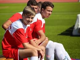 Wenn sie es für geschäftliche und kommerzielle. Wallpaper Grass Teens Teen Youth Color Boy Colors Action Fun Colores Championship Tournament Boys Muscle Teenagers Games Football Player Sport Venue Product Competition Event Soccer Player Ball Game Team Sport Futbol