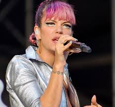 18+ Újra mellet villantott Lily Allen! Kár volt