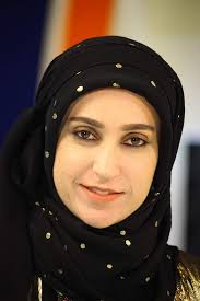 فائیزە عەلی خاتونە سەنگینەکە ساڵانێکی زۆرە خزمەت دەکات سەرەتا لە ڕادیۆ و  تەلەفزیۆنی هەولێری یەکگرتو پاشان دوای کردنەوەی له کەناڵی سپێدە تا ئێستا  هەواڵەکان پێشکەشدەکات تۆنی دەنگیشی بۆهەواڵ خوێندنەوە زۆر گونجاوە چیت