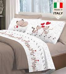 Presenta una fantasia simpatica e dolce sia per i bambini che per le bambine che desiderano lenzuola da coccolare. Completo Lenzuola Letto Made In Italy