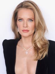 meghannfahy x #sirens press days @netflix Stylist @thomascarterphillips  Make up @samanthalmua Hair @jacobrozenberg Assistant  @michaellagarfinkel_hair PR @laurenxgold @jenziet @aframe_agency