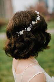 Coiffure De Mariage Et Coupe De Cheveux Courts Au Carre Ondule Avec Peigne Ou Couronne Hair Styles Bob Wedding Hairstyles Wedding Hairstyles