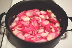 Apa De Trandafiri Beneficii Si Reteta De Preparare In Casa Rose Water Diy Natural Face Toner Rose Water