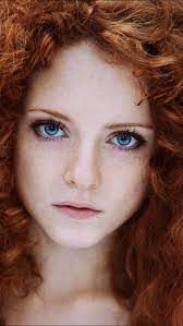 Der Warme Farbtyp Zeichnet Sich Durch Einen Sanften Goldigen Hautton Aus Er Kann Klare Oder Gedeckte Augenf Most Beautiful Eyes Beautiful Eyes Redhead Beauty