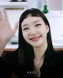 Kim Go Eun để tóc mái “chó gặm” cực ngố, fan vẫn khen khí chất đúng chuẩn  “nàng thơ” Chanel