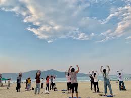 Nước ở bãi biển xuân thiều rất sạch, xanh và trong khung với khung cảnh thiên nhiên lãng mạn như một bức tranh trong lành. Cáº©m Nang Kinh Nghiá»‡m Du Lá»‹ch Biá»ƒn Má»¹ Khe Ä'a Náºµng Sieu Chi Tiáº¿t