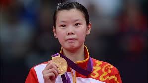 Xuerui Li Of China Stands On The Podium With Her Gold Medal Following The Women S Singles Badminton Gold Medal Match On Day 8 Olympic Games Olympics Badminton