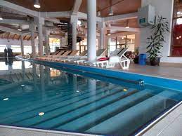 Piscina cu apa termala, piscina de agrement, sauna cu infrarosu, sauna finlandeza, masaj culcat, masaj asezat, masaj lombar, dus cervical, duza pentru masaj, banca in jacuzzi, gheizer, piscina cu vartejuri, saune, piscine, piscina interioara, piscina exterioara. Vocea Biz Zece Locuri Cu ApÄ TermalÄ Unde Te PoÅ£i Relaxa Vocea Biz