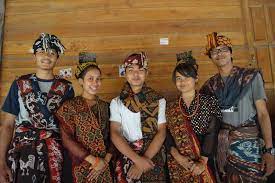 Baju tradisional @ muzium istana kesultanan melaka, malaysia. Pakaian Adat Ntt 9 Nama Busana Tradisional Khas Nusa Tenggara Timur
