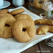 150 g di farina di mais gialla 150 g di farina bianca di tipo 00 90 g di zucchero 40 g (2 medi) di tuorli 90 g di burro 100 g di uvetta sultanina 5 g di lievito per torte o di bicarbonato di ammonio scorza di limone non trattato 10. Biscotto Ciambella Con Farina Di Mais Cucinare E Come Amare