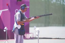 Clay pigeons (shotgun discs) are flung from two fixed houses at either end of a semicircle. 575iglid 7andm