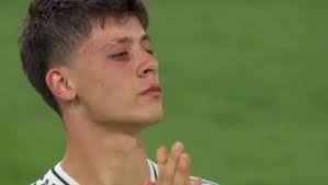 اردا في وسط الميدان شيئ من الجمال من لحظة دخوله الريال اخترق ضغط برشلونة  بسهولة.. اتمنى بباقي المباريات ياخذ الاساسية