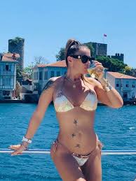 Tânăra în vârstă de 20 de ani este comparată adesea cu surorile kardashian, iar acum a primit un compliment la care nu se aștepta. Pro Tv AÈ™a MamÄƒ AÈ™a FiicÄƒ Anamaria Prodan È™i Sarah In Bikini In VacanÈ›a Din Turcia
