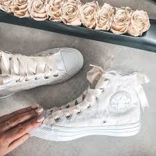 Sneakers is dé trend van het moment en mag niet ontbreken in jouw collectie. These Shoes Fashion Ladies Outfit Summer Outfit Inspiration Summer Converse Snake Fashion Ladie Schuhe Hochzeit Hochzeitsschuhe Converse Hochzeitsschuhe