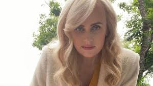 Neue bilder auf instagram beweisen: Rebel Wilson Zeigt Stolz Neue Kurven Im Badeanzug 30 Kilo Abgenommen