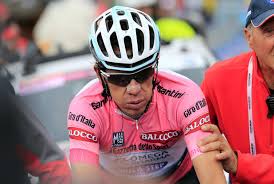 Una moto del canal italiano rai atropelló a uno de los voluntarios que se encontraba en la carretera dando indicaciones cuando tan sólo restaban 20 kilómetros para el final de la decimocuarta etapa del giro de italia. Giro De Italia 2014