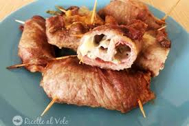 Arrotolare la carne e fermare gli involtini con gli stecchini. Involtini Di Carne Con Prosciutto E Formaggio Ricette Al Volo