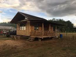 Tirai bambu masih banyak jadi pilihan masyarakat untuk penghalau panas. 15 Desain Rumah Bambu Sederhana Di Desa Ruang Inspiratif