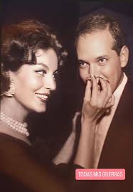 Libro de posters de películas del cine mexicano de la época de Oro.  Revistas Argentinas 1946 y 1952.