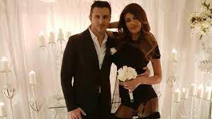 Angela martini shpesh herë merr dedikime të dashurisë nga burri i saj dragos savulescu. Angela Martini Is Divorced From Her Husband Romanian Businessman Looking For Police Showbiz Dhe Tv