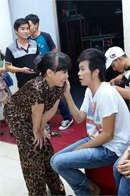 Nếu hoài linh và việt hương sang mỹ sẽ gặp khó khăn lúc trở về vì phải qua sự xét duyệt của lãnh sự quán việt nam tại mỹ và cách ly 14 ngày. Hoai Linh Viá»‡t HÆ°Æ¡ng Táº­n Tinh ChÄƒm Soc Nhau Gay Sá»'t