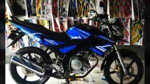 Setelah penempatan striping dirasa sudah pas atau sesuai, langkah selanjutnya adalah mengurut bagian striping dengan menggunakan alat pembersih kaca (yang biasa digunakan untuk memasang. Memasang Striping Thailand Di Motor Vixion Youtube