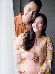Walaupun sekarang memiliki hubungan yang harmonis, pasangan artis yang menikah pada agustus 2009 ini pernah diterpa isu miring terkait perselingkuhan. Kelakuan Asmirandah Hamil 4 Bulan Tangan Jonas Rivanno Dijadikan Guling Showbiz Liputan6 Com