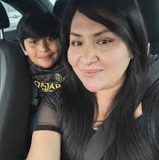 Buenos dias, me encargaron esta decoración en un pastel. Mi pregunta es  cómo puedo hacer las líneas así de delgaditas?