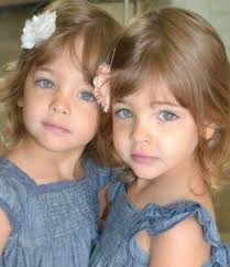 Copiii Acestui Cuplu Au Fost Recunoscuți Drept Cei Mai Frumoși Din Lume Anamaria Vasile Cute Twins Beautiful Children Beautiful Little Girls