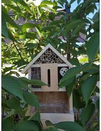 Les Hotels A Insectes Permettent D Attirer Insectes Utiles Au Jardin Tels Que Tels Que Les Abeilles Coccinelles Chrysopes Et Bois Brut Hotel A Insectes Bois