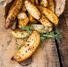 C Est Un Classique Des Restaurants Grecs Les Fameuses Patates Qui Accompagnent Si Bien Les Brochettes De Poulet Sont Devenues Un Food Cooking Cooking Chef