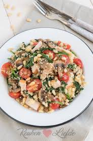 Gevogeltebouillon 100 gram komkommer 100 gram paprika 100 gram rode ui 3 tomaten ontveld en ontpit munt na smaak Couscous Met Gerookte Kip Champignons En Spinazie Keukenliefde