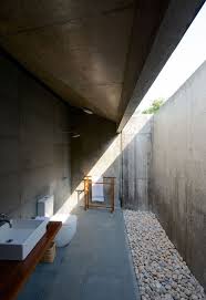 Badezimmer Aussenbereich Kieselsteine Betonwande Glasdecke Spalte Betonhaus Design Fur Zuhause Architektur