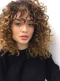 May 27, 2021 · adding bangs to a hairstyle is like adding a cherry to the top of an ice cream sunday — it finishes the look. 15 Hubsche Lockige Frisuren Mit Pony Curly Frisuren Mit Pony 9 Funky Curly Hair Curly Hair Styles Naturally Hair Styles