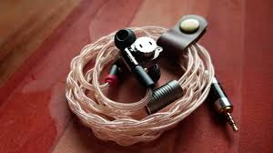 There are several layers inside and the following items in the box: Imr Acoustics R1 The Headphone List