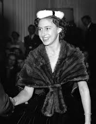 Elle passe son enfance au côté de sa soeur, margaret, de quatre ans sa cadette. La Princesse Margaret La Soeur D Elizabeth The Crown A Quoi Ressemblent Ils En Vrai Elle