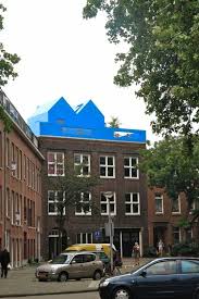 Une Maison Bleue Posee Sur Le Toit D Un Immeuble A Rotterdam Immeuble Architecture Arc Maison Bleue